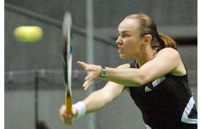 Hingis advances to quarterfinals at Toray Pan Pacific Open