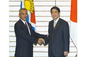 Abe meets with Kiribati President Tong
