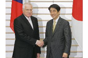 Abe meets with Czech Pres. Klaus