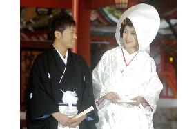 Actress Fujiwara, comic talent Jinnai wed in Kobe