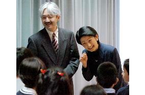 Prince Akishino, Princess Kiko chat with students in hand language