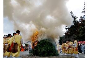Wakayama temples heralds spring with fire festival