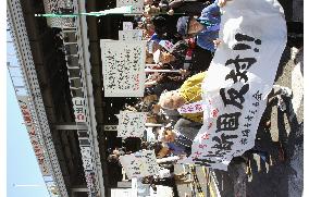 Fish wholesalers rally against relocating Tsukiji market