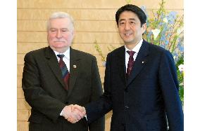 Abe meets with former Polish leader Walesa