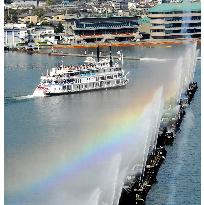 Lake Biwa marks the start of 2007 tourist season