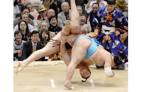 Asashoryu dropped by Tokitenku on 1st day of spring sumo