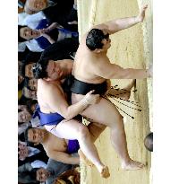 Asashoryu dropped by Tokitenku on 1st day of spring sumo