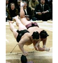 Asashoryu suffers 2nd straight defeat at spring sumo