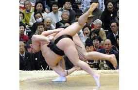 Kotooshu beats Ama at spring sumo