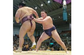 Hakuho beats Miyabiyama in rematch at spring sumo
