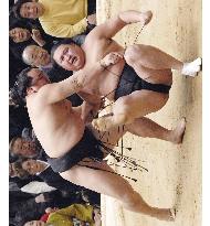 Asashoryu outfoxes Kyokutenho, heating up at spring sumo