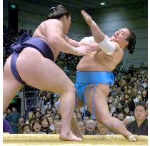 Hakuho wins to mark 6-1 at spring sumo