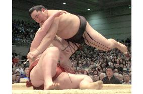 Asashoryu thrashes Kasugao at spring sumo