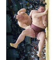 Asashoryu rattles Kisenosato at spring sumo