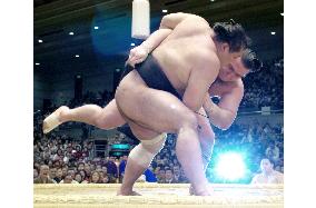 Tochiazuma toppled for first defeat by Kotooshu