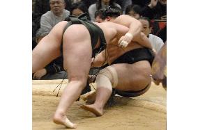Tochiazuma toppled for first defeat by Kotooshu