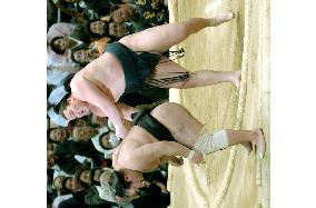 Hakuho dumps Tochi to take lead at spring sumo