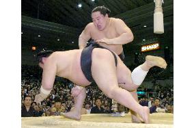 Hakuho stays in front, Asa still chasing at spring sumo