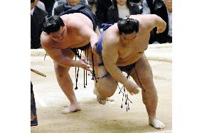 Hakuho stays in front at spring sumo