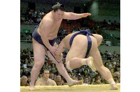 Hakuho stays in front