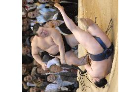 Asashoryu beats Hakuho to set up dramatic finale