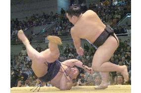 Asashoryu beats Hakuho to set up dramatic finale