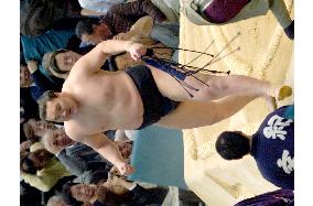 Hakuho stuns Asashoryu in playoff to win spring sumo