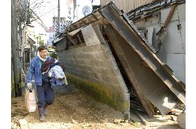 M6.9 quake in Noto - Man walks in debris-strewn alley