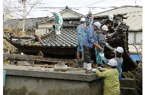 M6.9 quake in Noto -- Workers repair damaged temple in Wajima