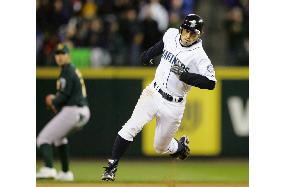Ichiro gets 2 RBI hits