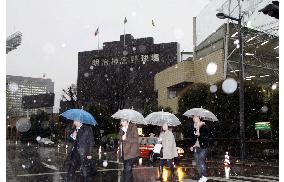 Tokyo sees snow in April, first time in 19 years