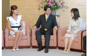 Goodwill envoys for Japan-China exchanges visit Abe