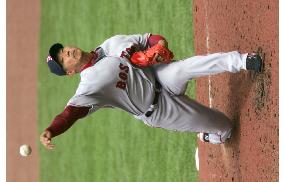 Matsuzaka logs 1st MLB win - throws pitch