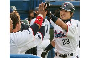 Aoki goes 3-for-6 in Yakult's 18-hit onslaught