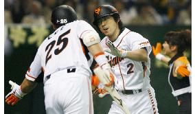 Ogasawara hits a solo homer