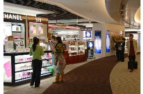 Narita airport opens large shopping mall