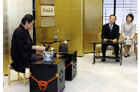 Chinese premier Wen enjoys tea in Kyoto