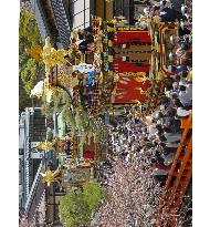 Takayama Festival begins in Gifu Pref.