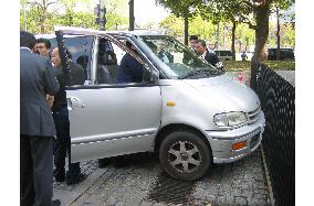 Station wagon runs into Tokyo police building