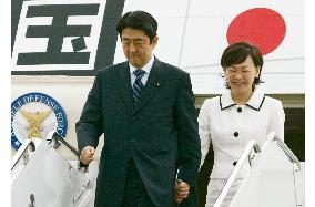 Abe arrives for 1st U.S. visit, regrets 'comfort women' dispute