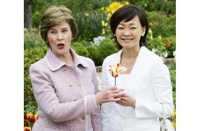U.S. first lady socializes with her Japanese guest