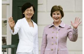 U.S. first lady socializes with her Japanese guest