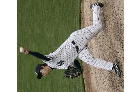 Igawa gets win in relief, Yankees snap losing skid