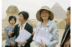Abe wife Akie on sightseeing trip in Egypt