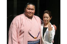 Sumo wrestler Ushiomaru engaged to beauty lecturer