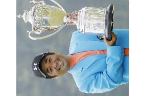 Izawa holds on to win Japan PGA Championship