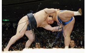 Hakuho gets chase for yokozuna promotion on the road