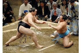 Asashoryu starts with victory in 15-day summer sumo