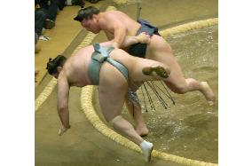 Hakuho rolls over Kokkai on 2nd day of summer sumo