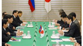 Abe meets with Laotian premier